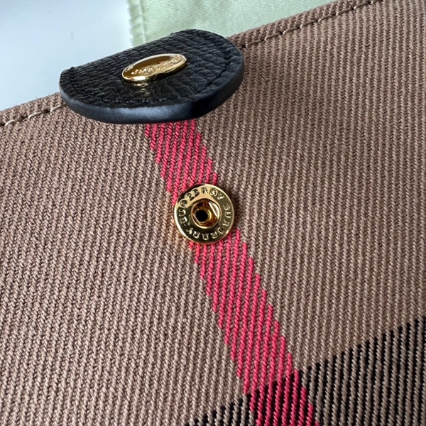 バーバリー財布角部分ディテール